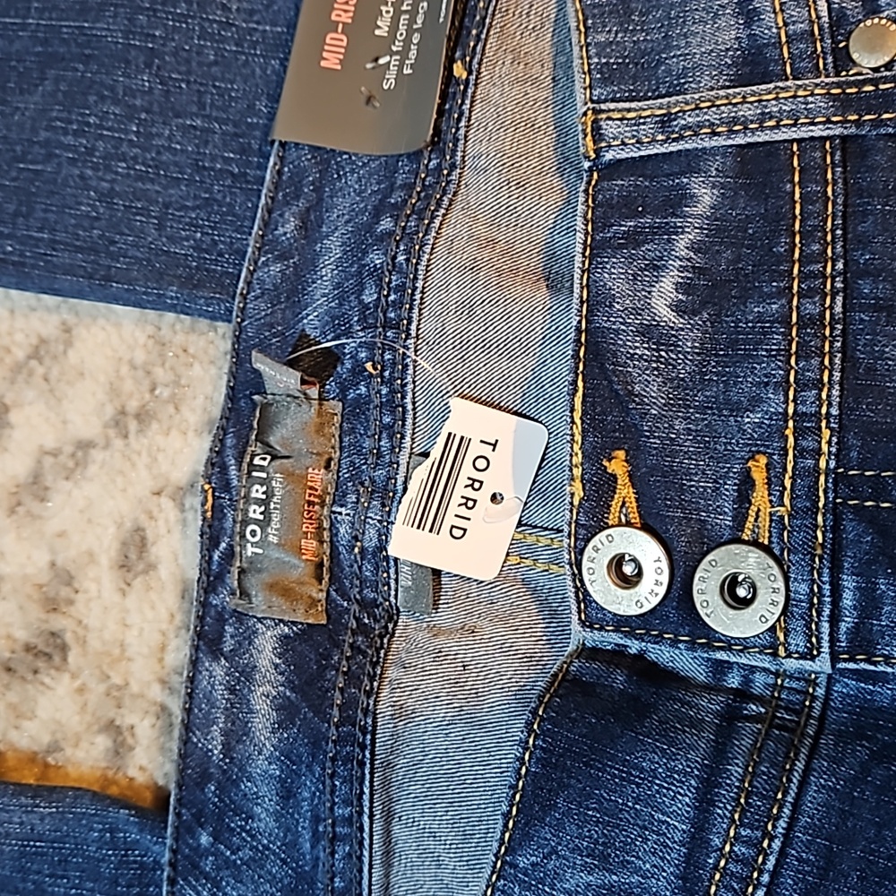 TORRID MID RISE FLARE DENIM JEANS SIZE 22 SHORT - Picture 4 of 6